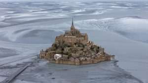 VELIČANSTVEN PRIMJER ARHITEKTURE: Otok i dvorac Mont Saint Michel je jedno od najljepših i najposjećenijih mjesta u Francuskoj Mont Saint Michel je jedna od najposjećenijih turističkih atrakcija u Francuskoj izvan Pariza / Foto: Anadolu