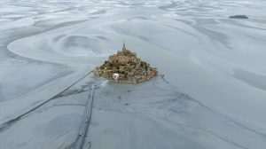 VELIČANSTVEN PRIMJER ARHITEKTURE: Otok i dvorac Mont Saint Michel je jedno od najljepših i najposjećenijih mjesta u Francuskoj Mont Saint Michel je jedna od najposjećenijih turističkih atrakcija u Francuskoj izvan Pariza / Foto: Anadolu