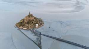 VELIČANSTVEN PRIMJER ARHITEKTURE: Otok i dvorac Mont Saint Michel je jedno od najljepših i najposjećenijih mjesta u Francuskoj Mont Saint Michel je jedna od najposjećenijih turističkih atrakcija u Francuskoj izvan Pariza / Foto: Anadolu