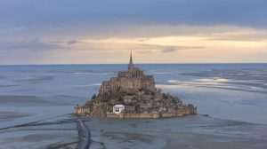 VELIČANSTVEN PRIMJER ARHITEKTURE: Otok i dvorac Mont Saint Michel je jedno od najljepših i najposjećenijih mjesta u Francuskoj Mont Saint Michel je jedna od najposjećenijih turističkih atrakcija u Francuskoj izvan Pariza / Foto: Anadolu