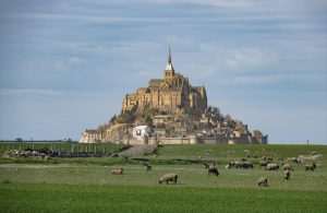 VELIČANSTVEN PRIMJER ARHITEKTURE: Otok i dvorac Mont Saint Michel je jedno od najljepših i najposjećenijih mjesta u Francuskoj Mont Saint Michel je jedna od najposjećenijih turističkih atrakcija u Francuskoj izvan Pariza / Foto: Anadolu