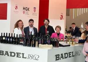 DÜSSELDORF: Na ProWeinu 2024. više od 20 hrvatskih vinara na zajedničkom štandu “Vina Croatia – vina mosaica!” Hrvatski vinari za štandom Badela 1862. / Foto: Fenix (SIM)