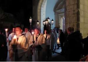 PLENKOVIĆ U NOĆNOJ PROCESIJI „ZA KRIŽEN“ NA HVARU: „Uvijek je zadovoljstvo doći na početku trodnevlja i pripremiti se za Uskrs“ Predsjednik Vlade RH Andrej Plenković sudjelovao je na Veliki Četvrtak u procesiji Za križen u Svirču, na otoku Hvaru / Foto: Hina