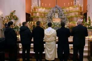 PLENKOVIĆ U NOĆNOJ PROCESIJI „ZA KRIŽEN“ NA HVARU: „Uvijek je zadovoljstvo doći na početku trodnevlja i pripremiti se za Uskrs“ Procesija Za križen u Svircu na Hvaru / Foto: Hina