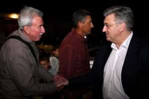 PLENKOVIĆ U NOĆNOJ PROCESIJI „ZA KRIŽEN“ NA HVARU: „Uvijek je zadovoljstvo doći na početku trodnevlja i pripremiti se za Uskrs“ Predsjednik Vlade RH Andrej Plenković sudjelovao je na Veliki Četvrtak u procesiji Za križen u Svirču, na otoku Hvaru / Foto: Hina