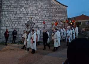 PLENKOVIĆ U NOĆNOJ PROCESIJI „ZA KRIŽEN“ NA HVARU: „Uvijek je zadovoljstvo doći na početku trodnevlja i pripremiti se za Uskrs“ Predsjednik Vlade RH Andrej Plenković sudjelovao je na Veliki Četvrtak u procesiji Za križen u Svirču, na otoku Hvaru / Foto: Fenix (SIM)