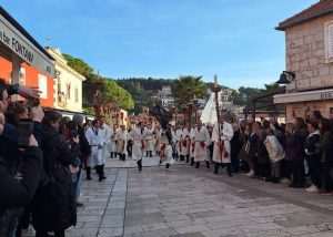 PLENKOVIĆ U NOĆNOJ PROCESIJI „ZA KRIŽEN“ NA HVARU: „Uvijek je zadovoljstvo doći na početku trodnevlja i pripremiti se za Uskrs“ Predsjednik Vlade RH Andrej Plenković sudjelovao je na Veliki Četvrtak u procesiji Za križen u Svirču, na otoku Hvaru / Foto: Fenix (SIM)