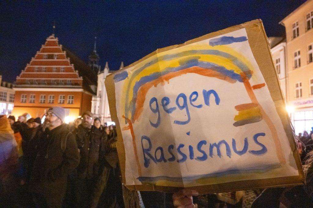 Plakat s natpisom "protiv rasizma" / Foto: Stefan Sauer/dpa