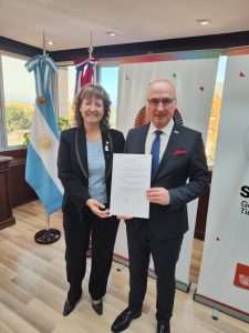 ŠEF HRVATSKE DIPLOMACIJE U ARGENTINI: U Hrvatskom domu u Ushuaiji je uručio hrvatska državljanstva Grlić Radman u Argentini / Foto: Fenix (SIM)