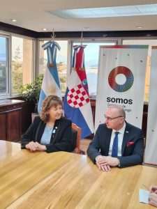 ŠEF HRVATSKE DIPLOMACIJE U ARGENTINI: U Hrvatskom domu u Ushuaiji je uručio hrvatska državljanstva Grlić Radman u Argentini / Foto: Fenix (SIM)
