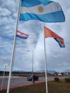 ŠEF HRVATSKE DIPLOMACIJE U ARGENTINI: U Hrvatskom domu u Ushuaiji je uručio hrvatska državljanstva Hrvatska zastava u Argentini / Foto: Fenix (SIM)