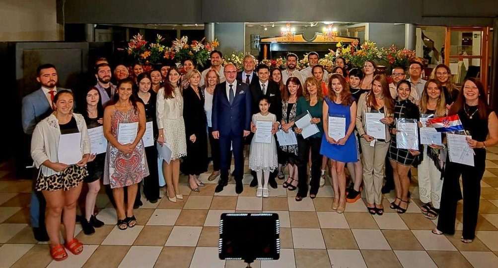 Ministar Gordan Grlić Radman s Hrvatima u Čileu / Foto: MVEP