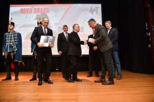 Autor je knjigu darovao ministru Ivanu Anušiću i mons. Nikoli Eteroviću / Foto: Fenix (Željko Tutnnjević)