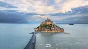 VELIČANSTVEN PRIMJER ARHITEKTURE: Otok i dvorac Mont Saint Michel je jedno od najljepših i najposjećenijih mjesta u Francuskoj Mont Saint Michel je jedna od najposjećenijih turističkih atrakcija u Francuskoj izvan Pariza / Foto: Anadolu