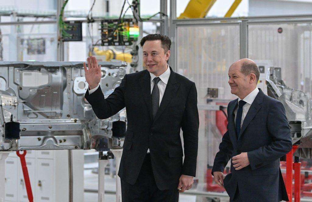 Elon Musk i Olaf Scholz/