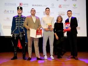 VEČERNJAKOVA DOMOVNICA 2024. U BAD HOMBURGU: Svečanu dodjelu nagrada u nekadašnjoj ljetnoj rezidenciji cara Wilhelma II. pratilo više od 400 uzvanika VEČERNJAKOVA DOMOVNICA 2024. U BAD HOMBURGU: Svečanu dodjelu nagrada u nekadašnjoj ljetnoj rezidenciji cara Wilhelma II. pratilo više od 400 uzvanika