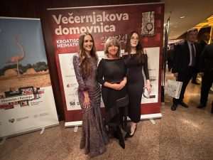 VEČERNJAKOVA DOMOVNICA 2024. U BAD HOMBURGU: Svečanu dodjelu nagrada u nekadašnjoj ljetnoj rezidenciji cara Wilhelma II. pratilo više od 400 uzvanika Voditeljica programa Dora Puđa, zastupnica u EU parlamentu Sunčana Glavak i hostesa Nina Jerković / Foto: Fenix (SIM)