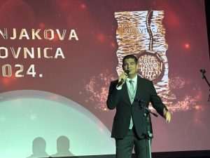VEČERNJAKOVA DOMOVNICA 2024. U BAD HOMBURGU: Svečanu dodjelu nagrada u nekadašnjoj ljetnoj rezidenciji cara Wilhelma II. pratilo više od 400 uzvanika VEČERNJAKOVA DOMOVNICA 2024. U BAD HOMBURGU: Svečanu dodjelu nagrada u nekadašnjoj ljetnoj rezidenciji cara Wilhelma II. pratilo više od 400 uzvanika