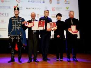 VEČERNJAKOVA DOMOVNICA 2024. U BAD HOMBURGU: Svečanu dodjelu nagrada u nekadašnjoj ljetnoj rezidenciji cara Wilhelma II. pratilo više od 400 uzvanika VEČERNJAKOVA DOMOVNICA 2024. U BAD HOMBURGU: Svečanu dodjelu nagrada u nekadašnjoj ljetnoj rezidenciji cara Wilhelma II. pratilo više od 400 uzvanika