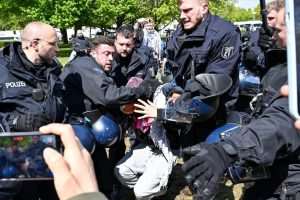 (FOTO) VELIKA POLICIJSKA AKCIJA U BERLINU: Policija je uklonila kamp propalestinskih prosvjednika, uhićeno nekoliko osoba Policija uklanja kamp u Berlinu