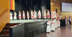 VELIK BROJ MLADIH HRVATA NA JEDNOM MJESTU: 30. Hrvatski folklorni festival u Njemačkoj okupio 13 folklornih društava Foto: Fenix(KM)