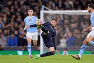 NOGOMETNA DRAMA NA ETIHADU: Real Madrid izbacio Manchester City, Modrić i Kovačić nisu realizirali penale Federico Valverde iz Reala škaricama puca na gol Manchester Cityja / Foto: Anadolu