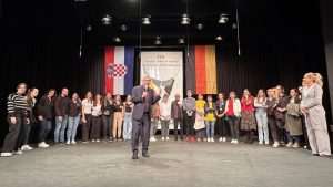 VELIK BROJ MLADIH HRVATA NA JEDNOM MJESTU: 30. Hrvatski folklorni festival u Njemačkoj okupio 13 folklornih društava Tradicionalni 30. hrvatski folklorni festival u Mühlheimu am Main / Foto: Fenix (SIM)
