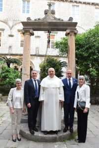 MINISTRI GRLIĆ RADMAN I CASSIS U DUBROVNIKU: Hrvatska i Švicarska podržavaju Ukrajinu i osuđuju rusku agresiju Ministar vanjskih i europskih poslova Gordan Grlić Radman obišao je u petak sa švicarskim kolegom Ignaziom Cassisom dominikanski samostan u Dubrovniku / Foto: Hina