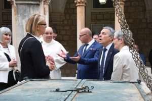 MINISTRI GRLIĆ RADMAN I CASSIS U DUBROVNIKU: Hrvatska i Švicarska podržavaju Ukrajinu i osuđuju rusku agresiju Ministar vanjskih i europskih poslova Gordan Grlić Radman obišao je u petak sa švicarskim kolegom Ignaziom Cassisom dominikanski samostan u Dubrovniku / Foto: Hina