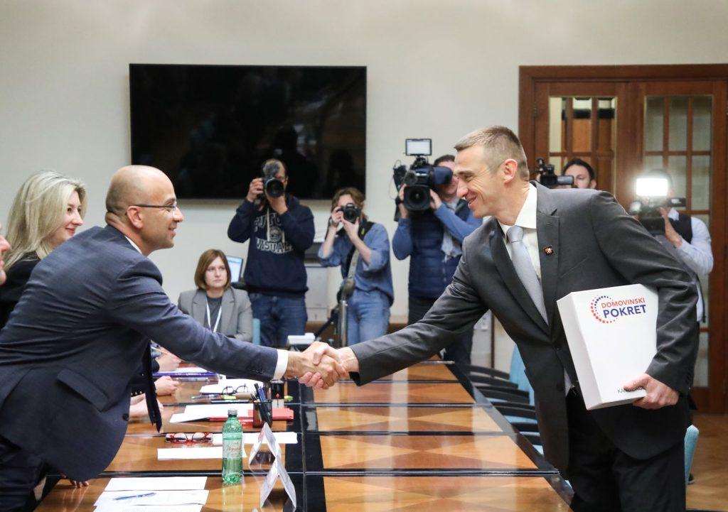 Predsjednik DP-a Ivan Penava predaje listu za EU izbore / Foto: Hina