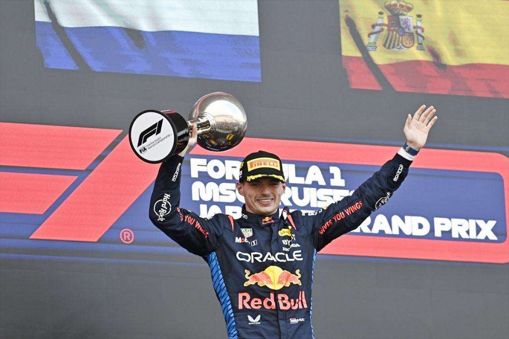 Max Verstappen sa peharom pobjednika na pobjedničkom postolju / Foto: Anadolu