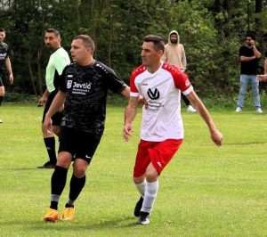 Mirnad Duraković u bijelom dresu Trenka u borbi za loptu / Foto: Fenix (M.Katić)