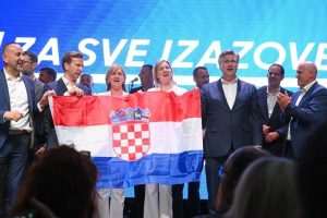 PLENKOVIĆ SA PREDIZBORNOG U SPLITU: Milanović gura Hrvatsku i hrvatski narod u 'Ruski svijet' Predizborni skup HDZ-a u Spitu / Foto: Hina