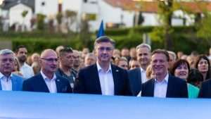 Andrej Plenković s kandidatima HDZ-a u 2. izbornoj jedinici pred predizborni skup u Sesvetama / Foto: IS HDZ