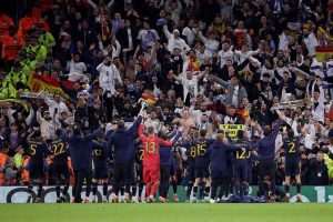 NOGOMETNA DRAMA NA ETIHADU: Real Madrid izbacio Manchester City, Modrić i Kovačić nisu realizirali penale Slavlje igrača Reala s navijačima / Foto: Anadolu