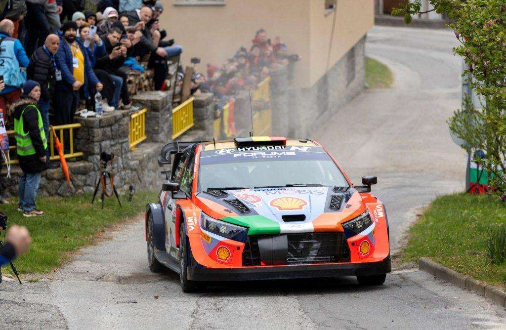 Thierry Neuville (Belgija) i negov suvozač Martijn Wydaeghe (Belgija) u svom Hyundai i20 N Rally 1 Hybrid automobilu / Foto: Hina