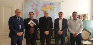 PREDSTAVLJANJE ZAKLADE LJUDSKO BRATSTVO U AUSTRIJI I NJEMAČKOJ: Topić posjetio Austriju i Njemačku gdje je predstavio projekt izgradnje Centra i kapele sv. Ivana Pavla II. U Vladi Austrije, odjel za religijska pitanja mons. Topić i dir. Florian Weizling sa suradnicima / Foto: Press služba Zaklada Ljudsko bratstvo