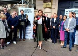 NAKON OBILASKA 5 HRVATSKIH ŽUPANIJA: Karolina Vidović Krišto pozvala birače da „pobjede nepravdu i korupciju zajedno“ Karolina Vidović Krišto tijekom predizbornog govora / Foto: OiP