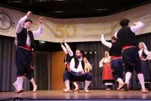 (FOTO i VIDEO) 50. OBLJETNICA FS "FRA FILIP GRABOVAC" IZ MAINZA: Okupili se mladi Hrvati iz cijele Njemačke, odlična zabava potrajala do dugo u noć Folklorna skupina fra Filip Grabovac / Foto: Fenix (MD)