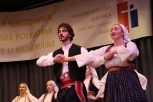 (FOTO i VIDEO) 50. OBLJETNICA FS "FRA FILIP GRABOVAC" IZ MAINZA: Okupili se mladi Hrvati iz cijele Njemačke, odlična zabava potrajala do dugo u noć Folklorna skupina fra Filip Grabovac / Foto: Fenix (MD)