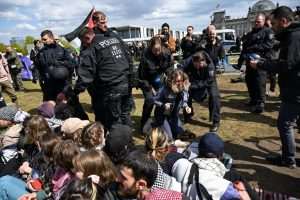 (FOTO) VELIKA POLICIJSKA AKCIJA U BERLINU: Policija je uklonila kamp propalestinskih prosvjednika, uhićeno nekoliko osoba Policija uklanja kamp u Berlinu