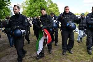 (FOTO) VELIKA POLICIJSKA AKCIJA U BERLINU: Policija je uklonila kamp propalestinskih prosvjednika, uhićeno nekoliko osoba Policija uklanja kamp u Berlinu