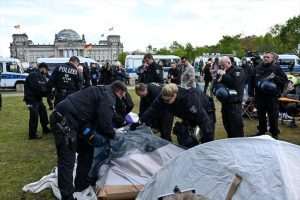 (FOTO) VELIKA POLICIJSKA AKCIJA U BERLINU: Policija je uklonila kamp propalestinskih prosvjednika, uhićeno nekoliko osoba Policija uklanja kamp u Berlinu