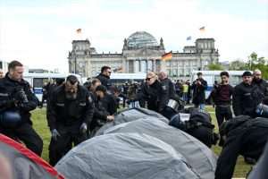 (FOTO) VELIKA POLICIJSKA AKCIJA U BERLINU: Policija je uklonila kamp propalestinskih prosvjednika, uhićeno nekoliko osoba Policija uklanja kamp u Berlinu
