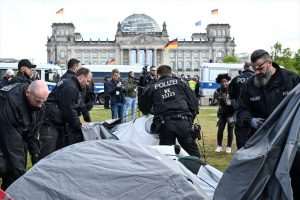 (FOTO) VELIKA POLICIJSKA AKCIJA U BERLINU: Policija je uklonila kamp propalestinskih prosvjednika, uhićeno nekoliko osoba Policija uklanja kamp u Berlinu