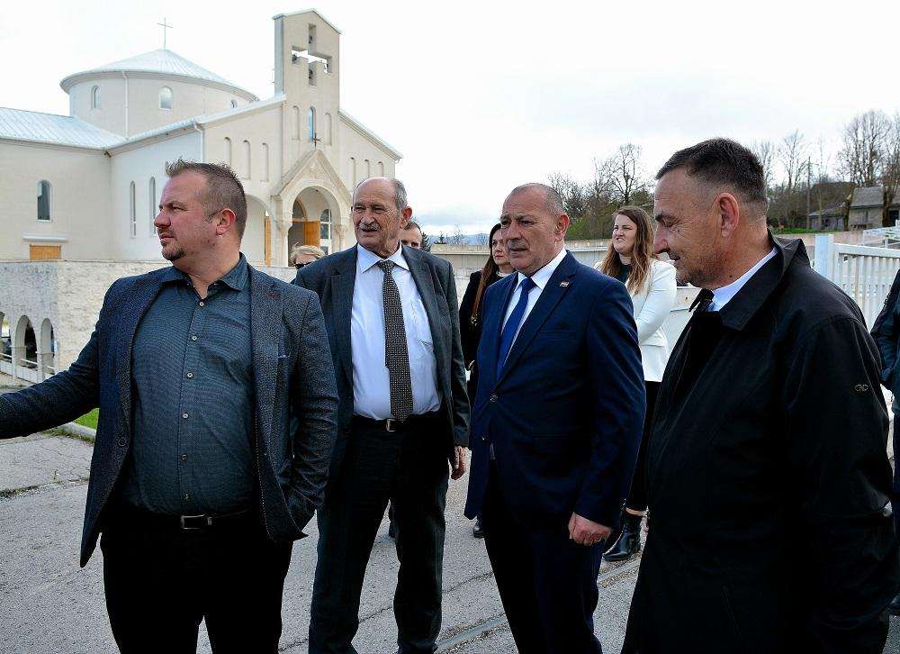 Tomo Medved posjetio Udbinu s ostalim kandidatima HDZ-a / Foto: Hina
