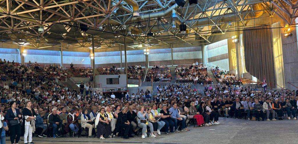 Hrvatski hodočasnici u crkvi Svete Bernedette /Foto: Fenix (D. Holenda)