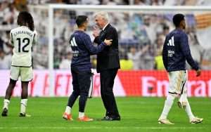 Trener Reala Carlo Ancelotti čestita igračima / Foto: Anadolu