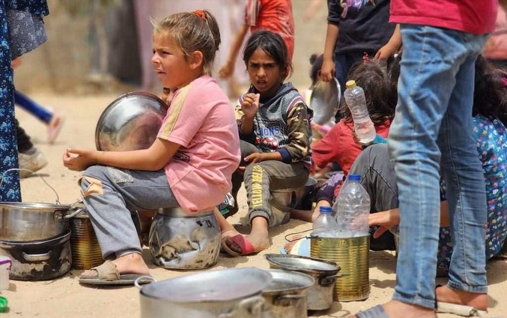 Deca u redovima za humanitarnu pomoć u Gazi / Foto: Anadolu