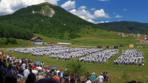 NEOBOREN KUPREŠKI REKORD OD 2.325 IVANA: Amerikanci nisu uspjeli srušiti Guinnessov svjetski rekord imenjaka – okupili tek 706 osoba imena Kyle Ivani na Kupresu / Foto: Fenix (Preslik Vid.hr)